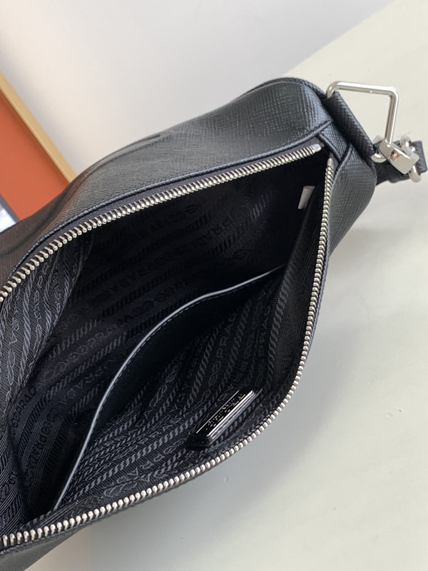 プラダバッグ着用イメージ
